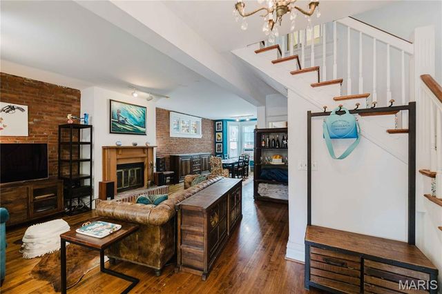 904 Dover Place, St Louis, MO 63111