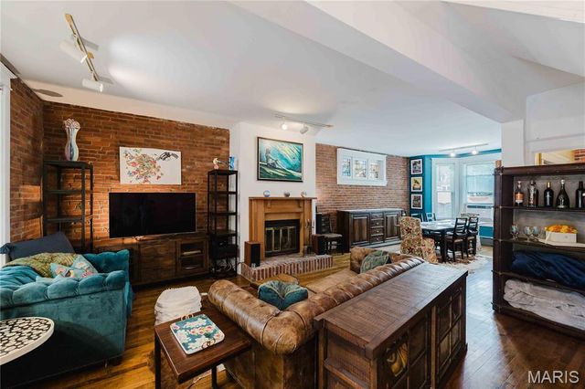 904 Dover Place, St Louis, MO 63111
