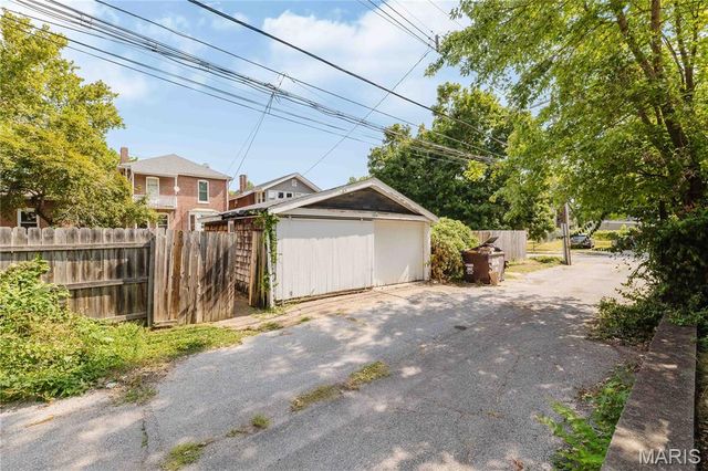 904 Dover Place, St Louis, MO 63111