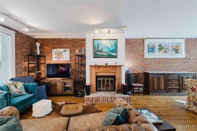 904 Dover Place, St Louis, MO 63111