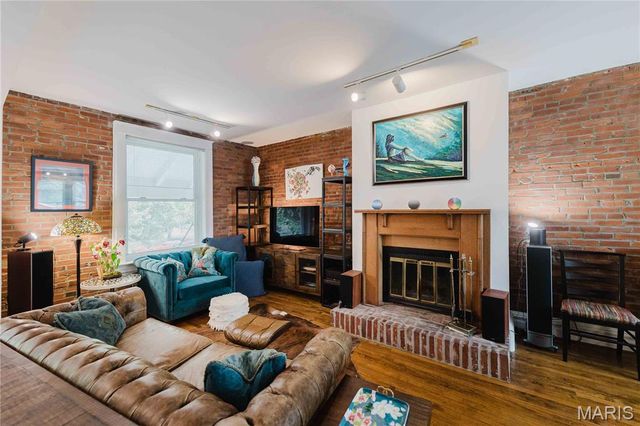 904 Dover Place, St Louis, MO 63111