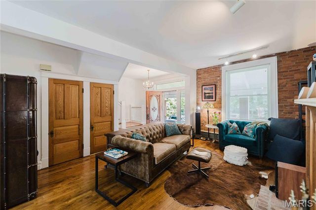 904 Dover Place, St Louis, MO 63111