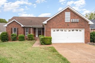 127 Oak Leaf Dr, Hendersonville, TN 37075
