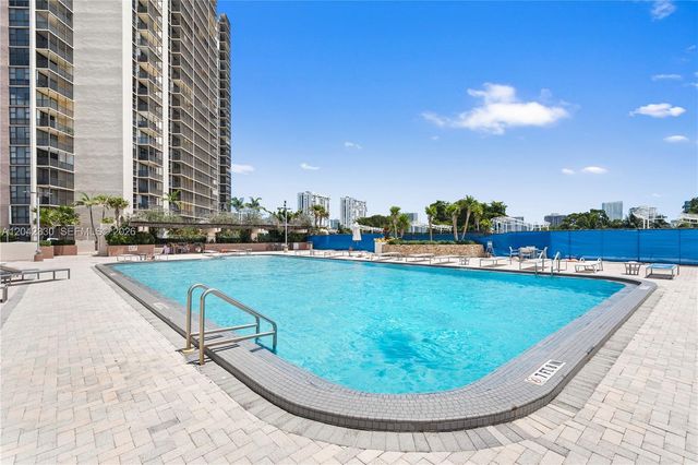 20301 W Country Club Dr 2122, Aventura, FL 33180