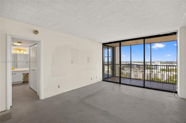 20301 W Country Club Dr 2122, Aventura, FL 33180