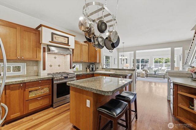 506 Azalea Avenue NE, Bainbridge Island, WA 98110