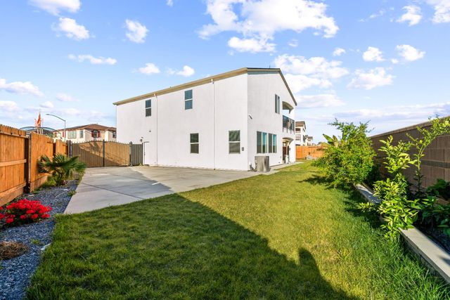 8679 Oldfield Way, Sacramento, CA 95829