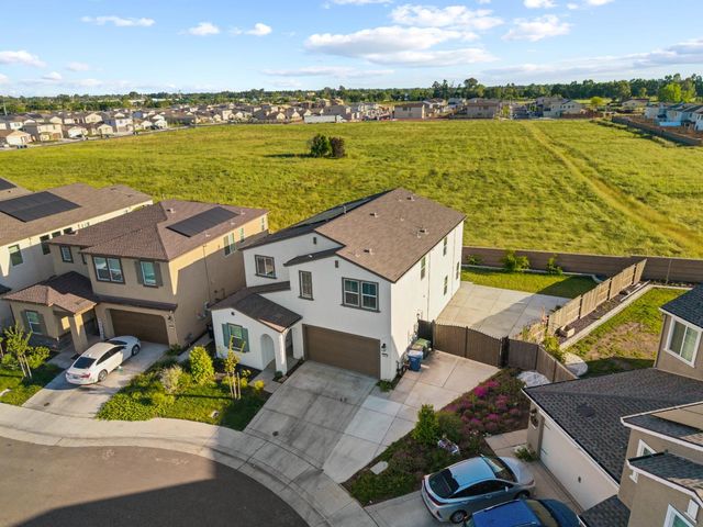 8679 Oldfield Way, Sacramento, CA 95829