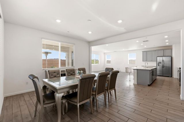 8679 Oldfield Way, Sacramento, CA 95829