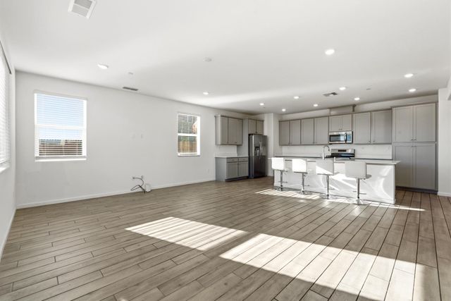 8679 Oldfield Way, Sacramento, CA 95829