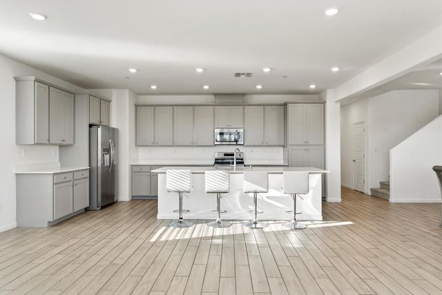 8679 Oldfield Way, Sacramento, CA 95829