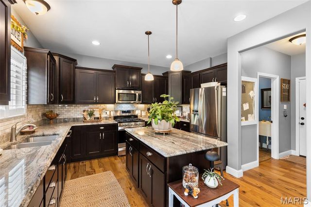 4355 Ventura Place Drive, St Louis, MO 63128
