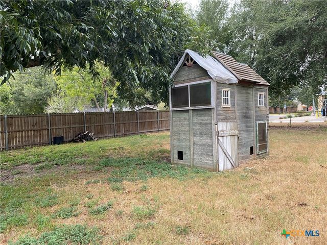 121 E 15th Street, Shiner, TX 77984