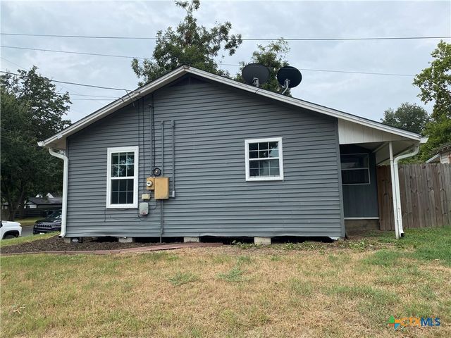 121 E 15th Street, Shiner, TX 77984