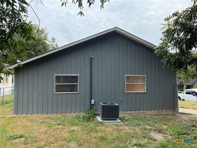 121 E 15th Street, Shiner, TX 77984