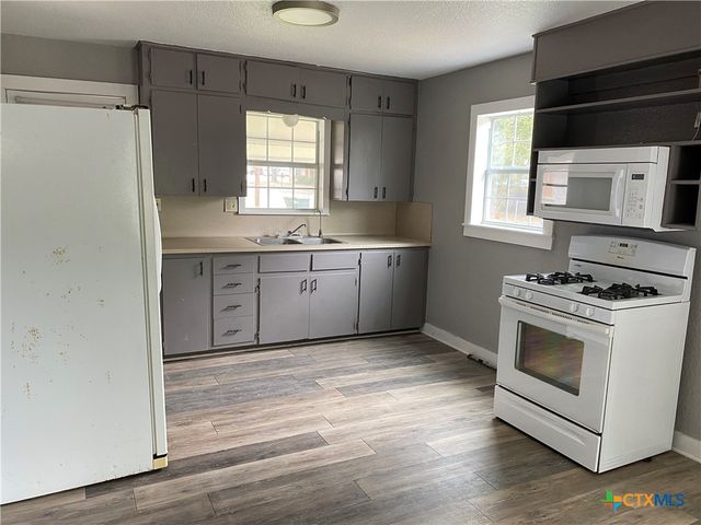 121 E 15th Street, Shiner, TX 77984