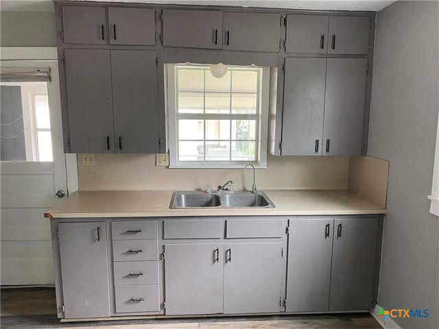 121 E 15th Street, Shiner, TX 77984