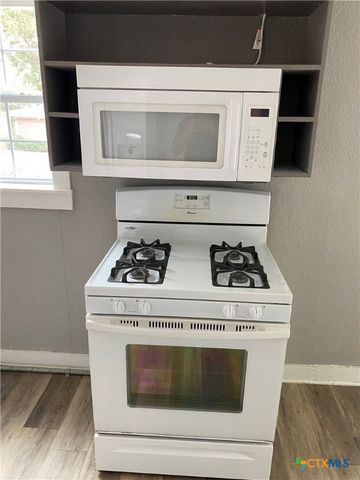 121 E 15th Street, Shiner, TX 77984