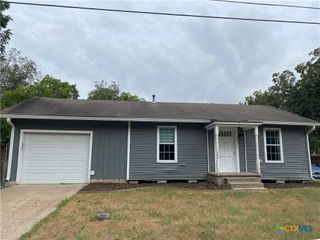 121 E 15th Street, Shiner, TX 77984