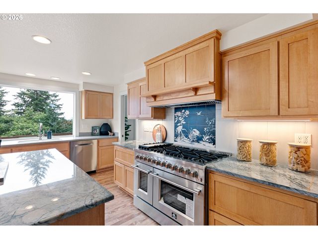 3335 BENTLEY Ave, Eugene, OR 97405