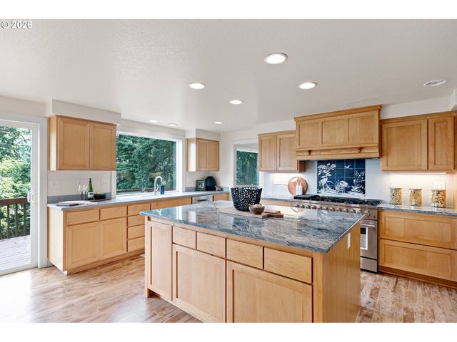 3335 BENTLEY Ave, Eugene, OR 97405