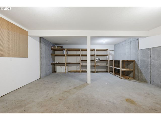 3335 BENTLEY Ave, Eugene, OR 97405