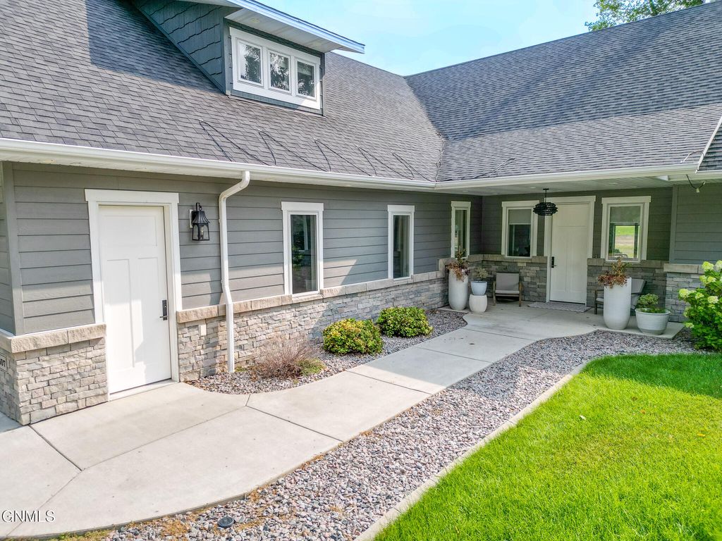 2607 Langer Lane, Bismarck, ND 58504 photo 3