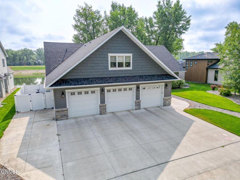 2607 Langer Lane, Bismarck, ND 58504 photo 4