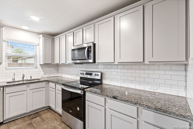 2432 Ayers Dr, Seguin, TX 78155