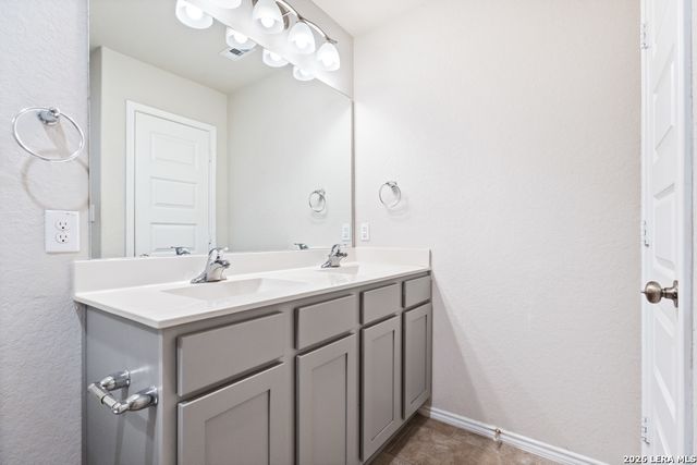2432 Ayers Dr, Seguin, TX 78155