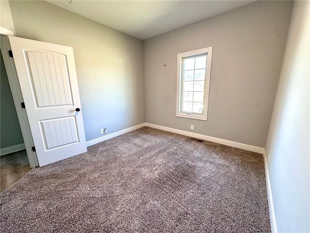 803 NW Hickory Ridge Drive, Grain Valley, MO 64029
