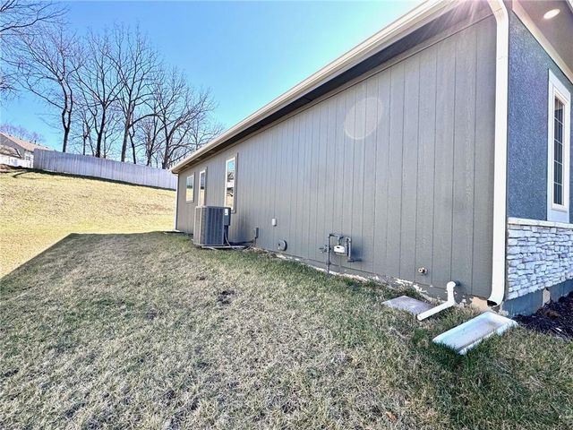 803 NW Hickory Ridge Drive, Grain Valley, MO 64029