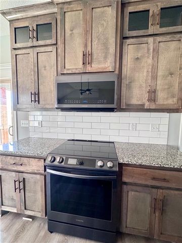 803 NW Hickory Ridge Drive, Grain Valley, MO 64029