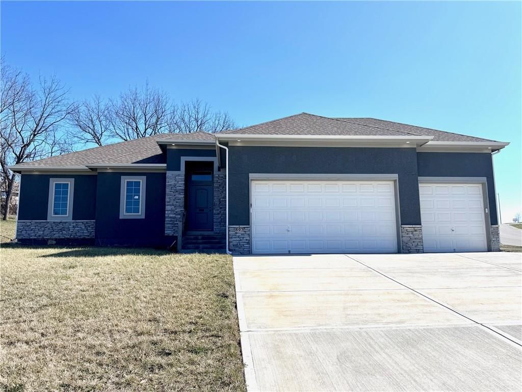 803 NW Hickory Ridge Drive, Grain Valley, MO 64029