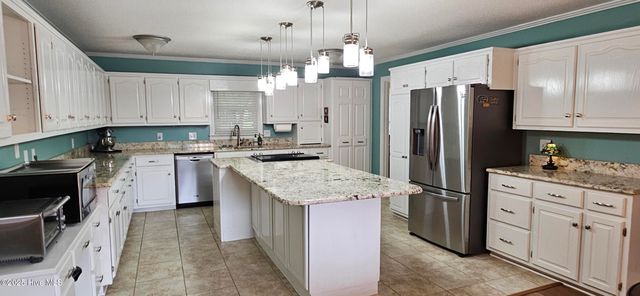 101 W Arrowhead Drive, Clinton, NC 28328