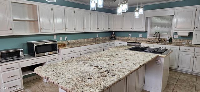101 W Arrowhead Drive, Clinton, NC 28328