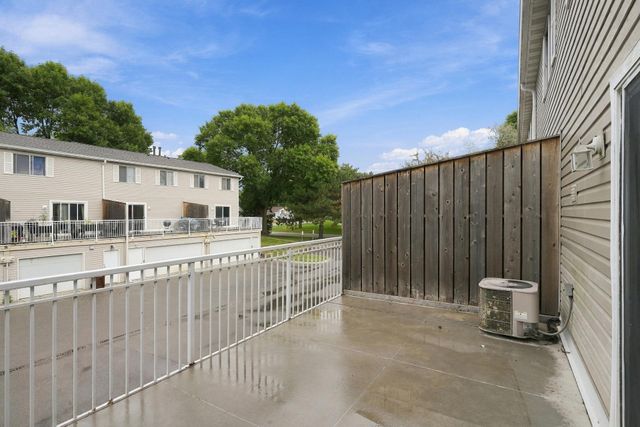 1496 Goodwin Avenue N, Oakdale, MN 55128