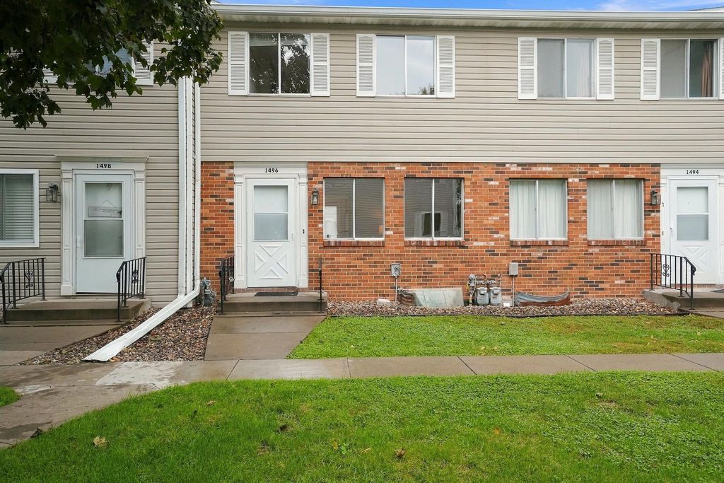 1496 Goodwin Avenue N, Oakdale, MN 55128