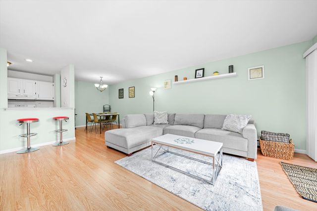 1926 Prairie Square 210B, Schaumburg, IL 60173