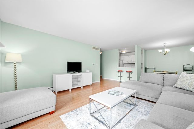 1926 Prairie Square 210B, Schaumburg, IL 60173