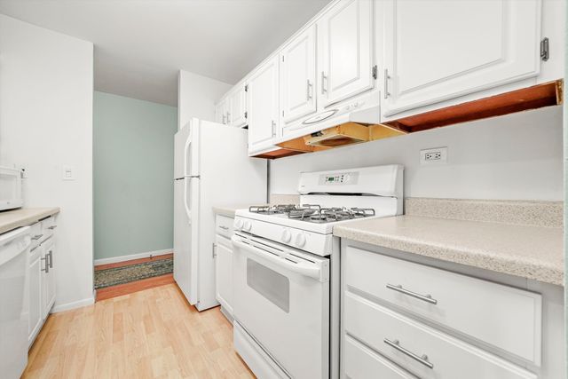 1926 Prairie Square 210B, Schaumburg, IL 60173