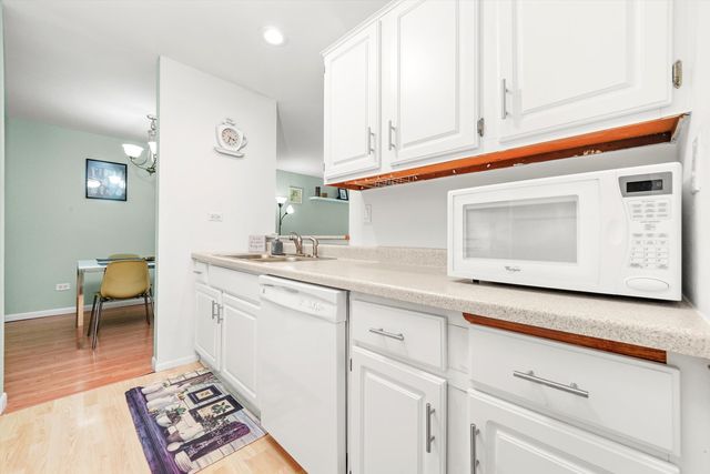 1926 Prairie Square 210B, Schaumburg, IL 60173