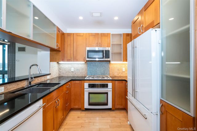 175 Huguenot Street 1401, New Rochelle, NY 10801