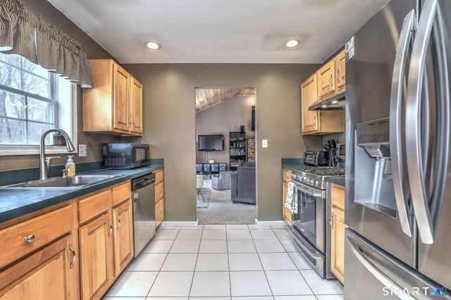 6 Laura Avenue, Prospect, CT 06712