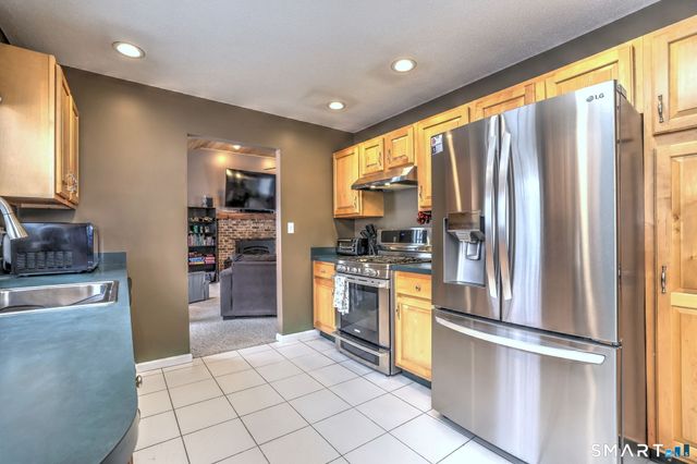 6 Laura Avenue, Prospect, CT 06712