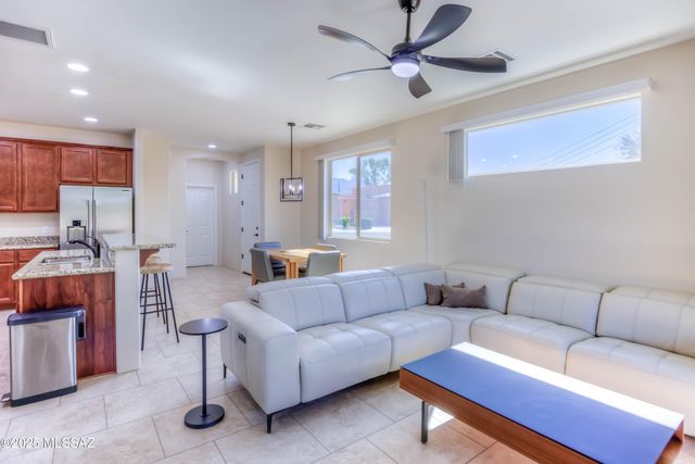 2945 W Stepping Stone Court, Tucson, AZ 85741