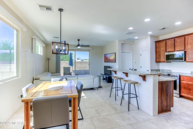 2945 W Stepping Stone Court, Tucson, AZ 85741