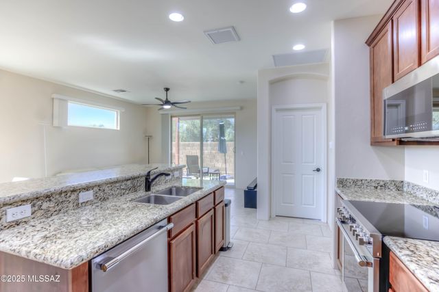 2945 W Stepping Stone Court, Tucson, AZ 85741