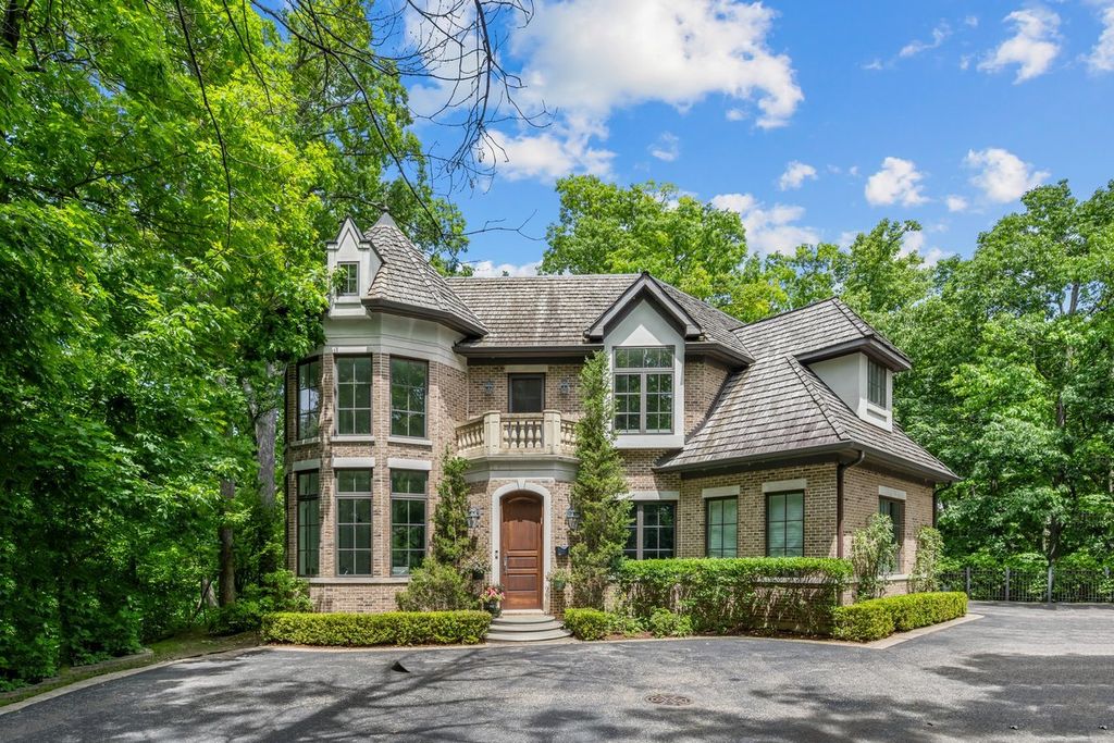 2390 Woodpath Lane, Highland Park, IL 60035