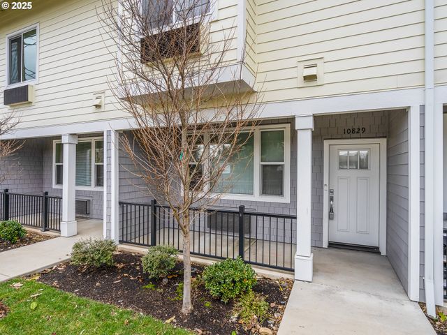 10829 E BURNSIDE St, Portland, OR 97216